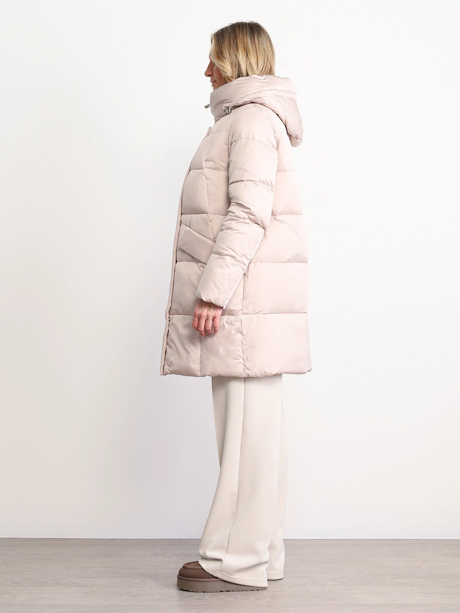 Пуховик светло-бежевого цвета с капюшоном